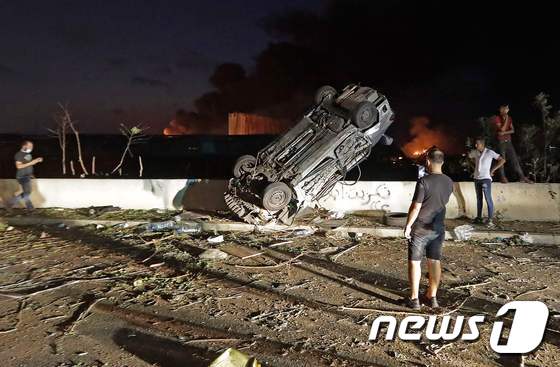 [사진] 베이루트항 폭발사고 충격에 뒤집어진 차량