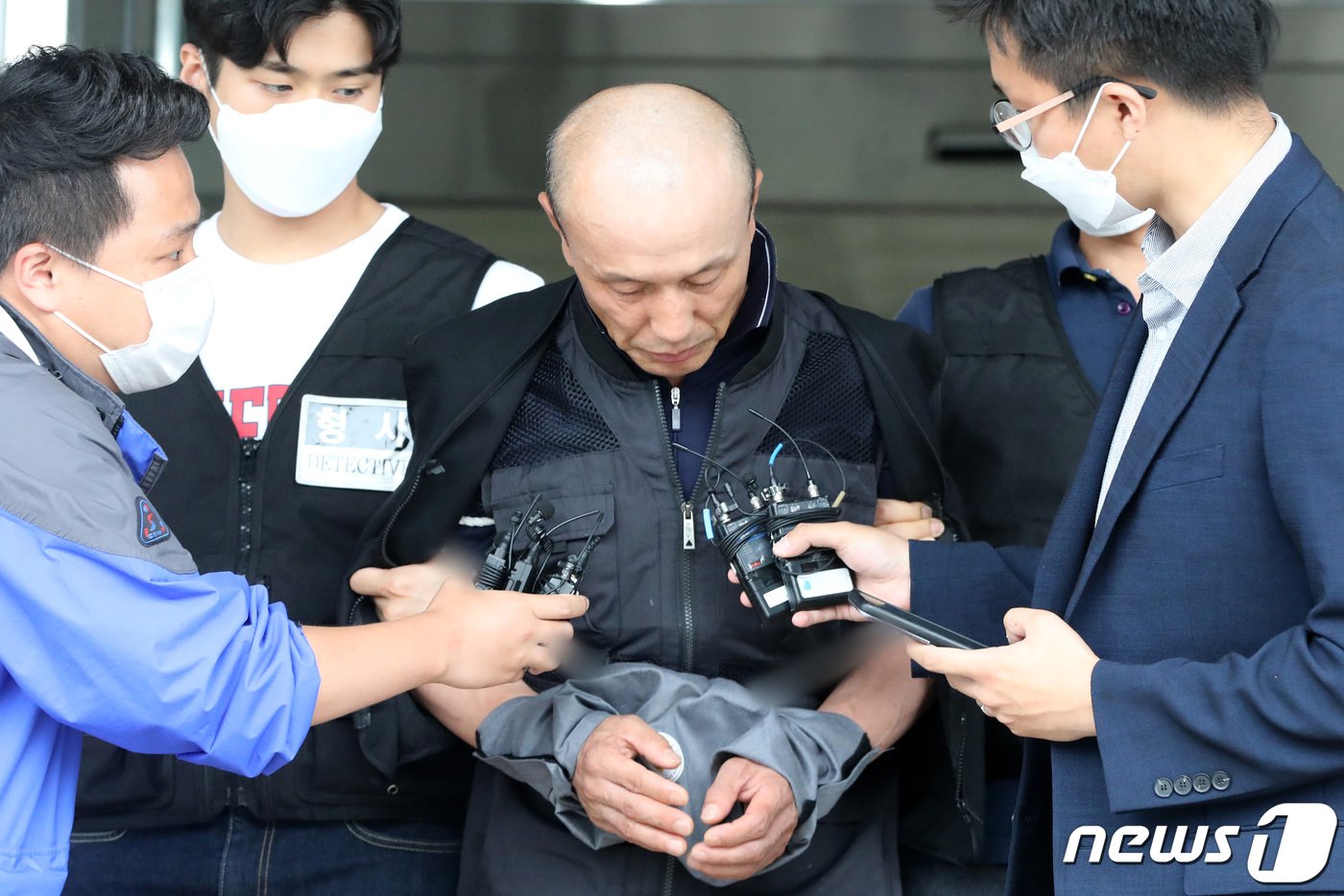 본문 이미지 - 내연관계였던 동포 여성을 살해한 후 시신을 훼손해 유기한 혐의로 구속된 중국 국적의 유동수(49)가 경기도 용인동부경찰서에서 검찰 송치를 위해 호송되고 있다. 2020.8.5/뉴스1 ⓒ News1 조태형 기자