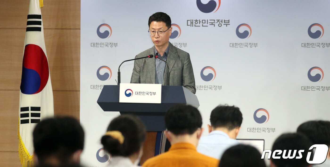 본문 이미지 - 홍진배 과학기술정보통신부 통신정책관이 5일 서울 종로구 정부서울청사 브리핑룸에서 5G 통신서비스품질평가결과발표를 하고 있다. 2020.8.5/뉴스1 ⓒ News1 김명섭 기자