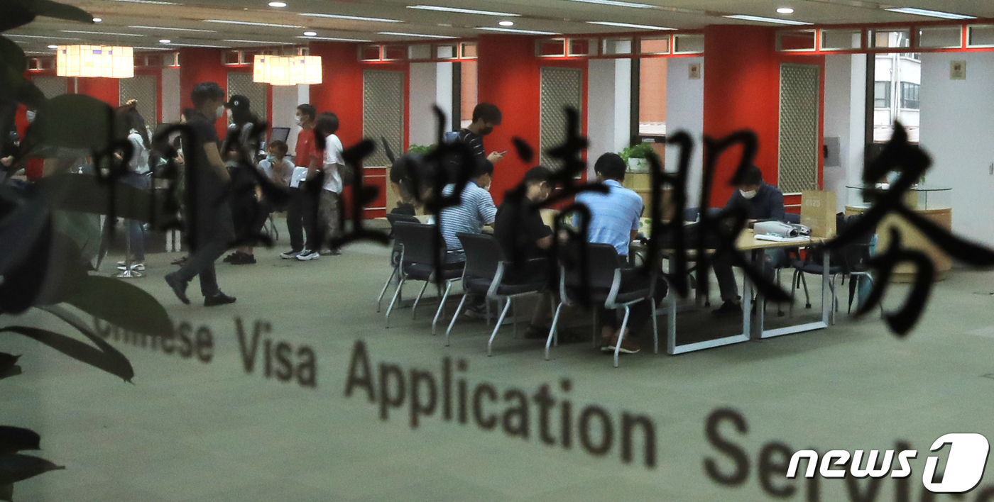 (서울=뉴스1) 구윤성 기자 = 신종 코로나바이러스감염증(코로나19)으로 중단됐던 한국인에 대한 중국 비자 발급 업무가 재개된 5일 서울 중구 중국비자신청서비스센터에서 방문객들이 …