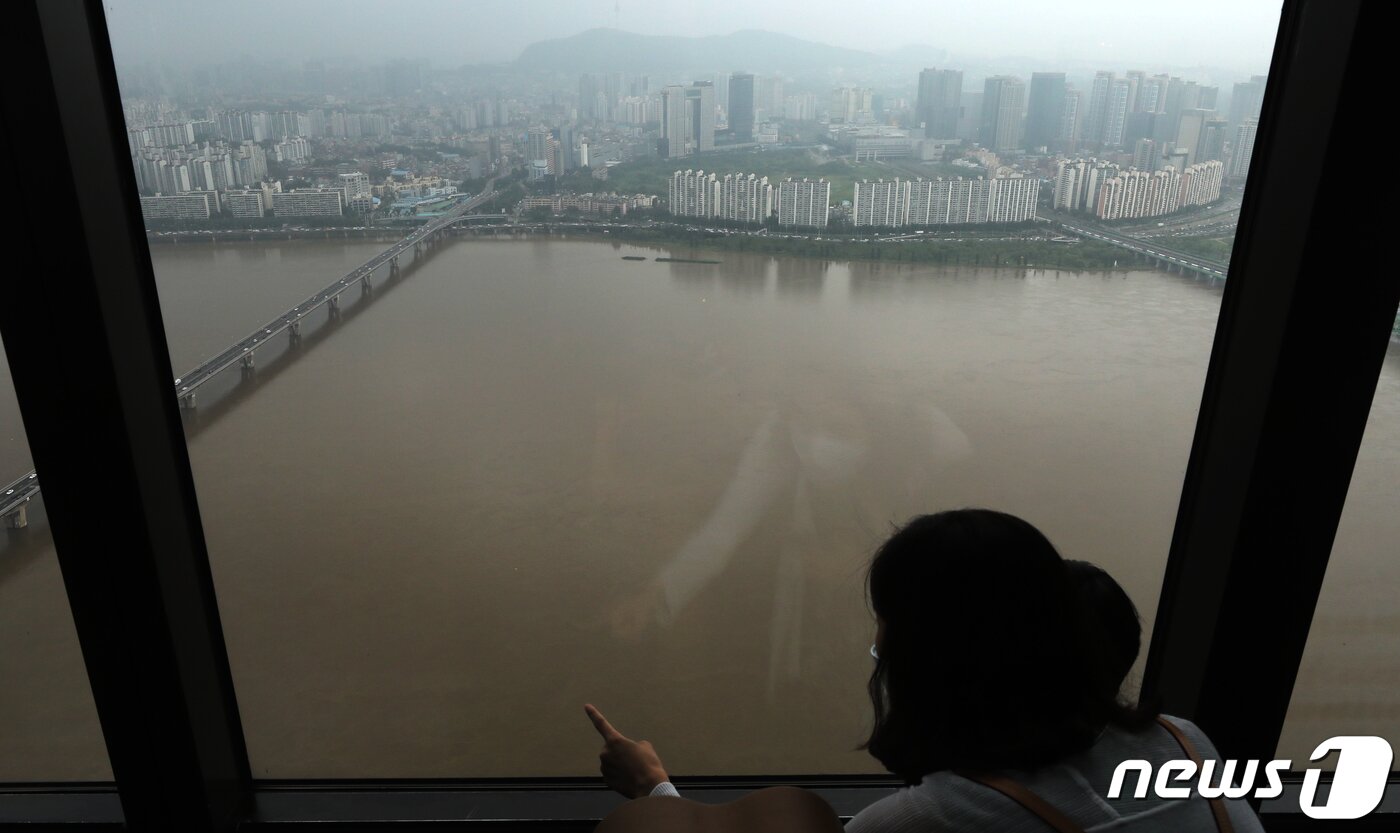 본문 이미지 - 중부지방 중심으로 많은 비가 내려 호우특보가 발효된 5일 서울 영등포구 63아트에서 바라본 한강이 흙탕물로 변해 있다. 2020.8.5/뉴스1 ⓒ News1 송원영 기자