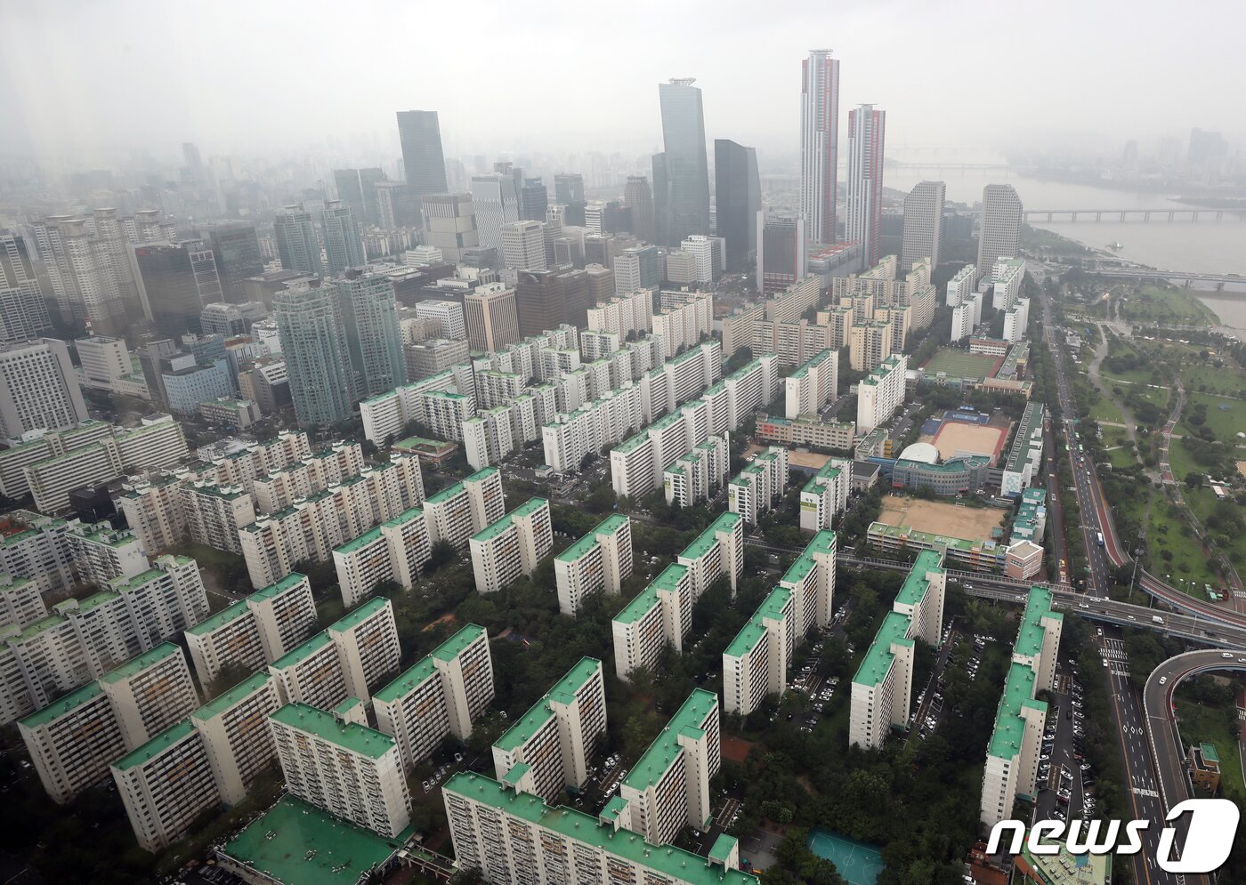 본문 이미지 - 서울 영등포구 여의도 64아트에서 바라본 서울 아파트 모습. ⓒ News1 송원영 기자