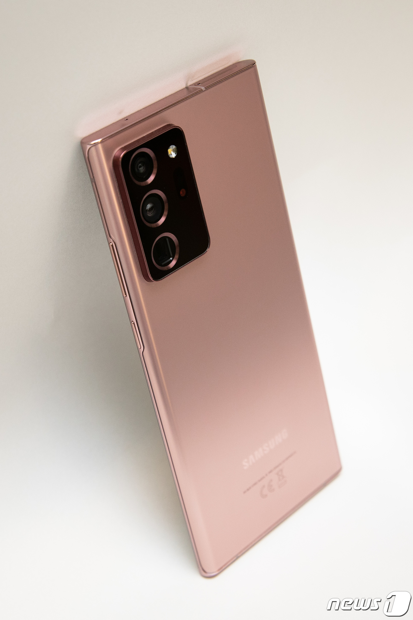 (서울=뉴스1) 유승관 기자 = 삼성전자가 5일 온라인 '삼성 갤럭시 언팩 2020' 행사에서 공개한 '갤럭시 노트20 울트라' 미스틱 브론즈 모델.갤럭시노트20는 오는 21일부터 …