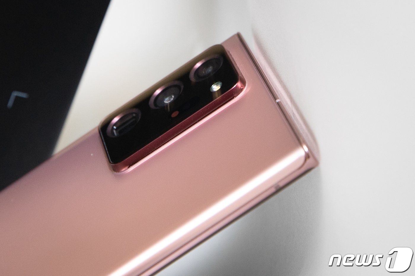 본문 이미지 - 삼성전자가 5일 온라인 '삼성 갤럭시 언팩 2020' 행사에서 공개한 '갤럭시 노트20 울트라' 미스틱 브론즈 모델. 2020.8.5/뉴스1 ⓒ News1 유승관 기자