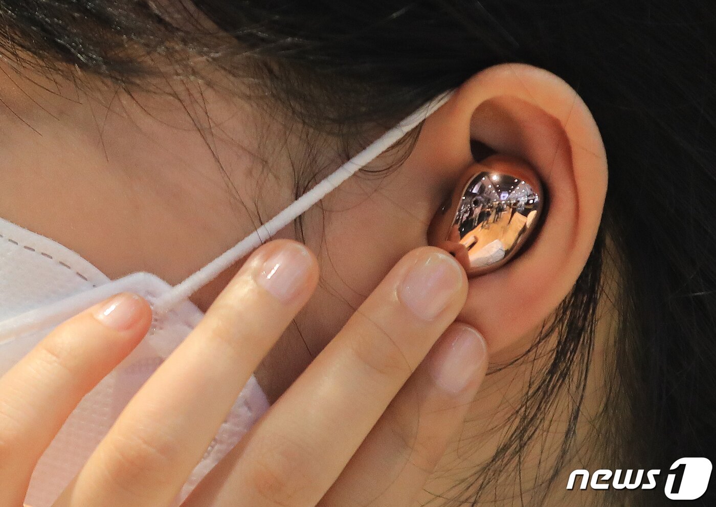 본문 이미지 - 갤럭시버즈 라이브를 착용한 모습 ⓒ News1 구윤성 기자