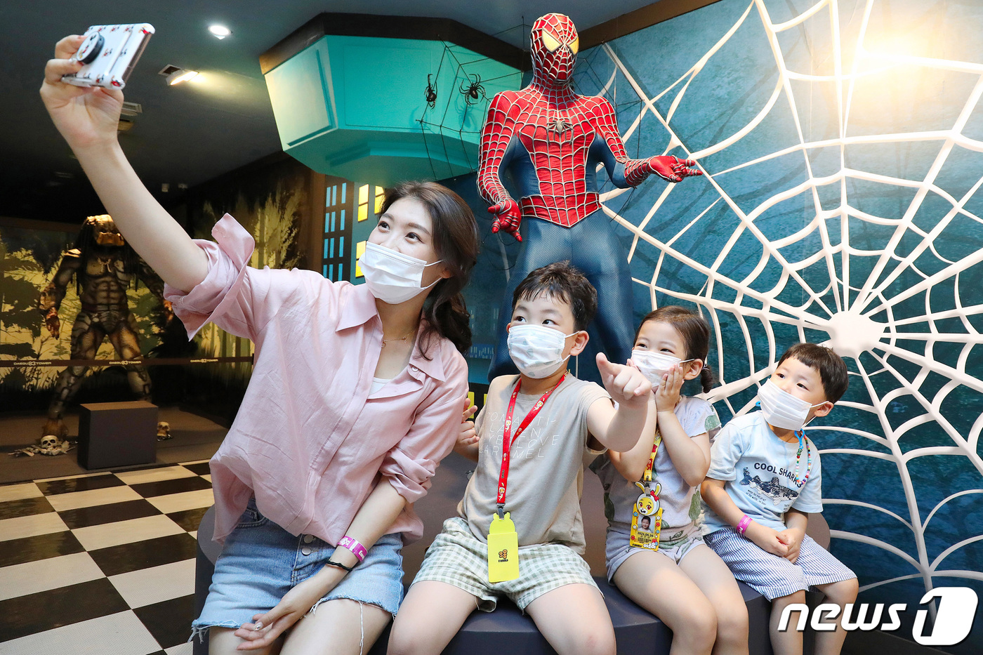 (대구=뉴스1) 공정식 기자 = 6일 오후 대구 달서구 이월드를 찾은 시민들이 슈퍼히어로 전시관에서 기념사진을 찍고 있다.이월드는 슈퍼맨·배트맨·스파이더맨 등 영화 속 슈퍼히어로 …