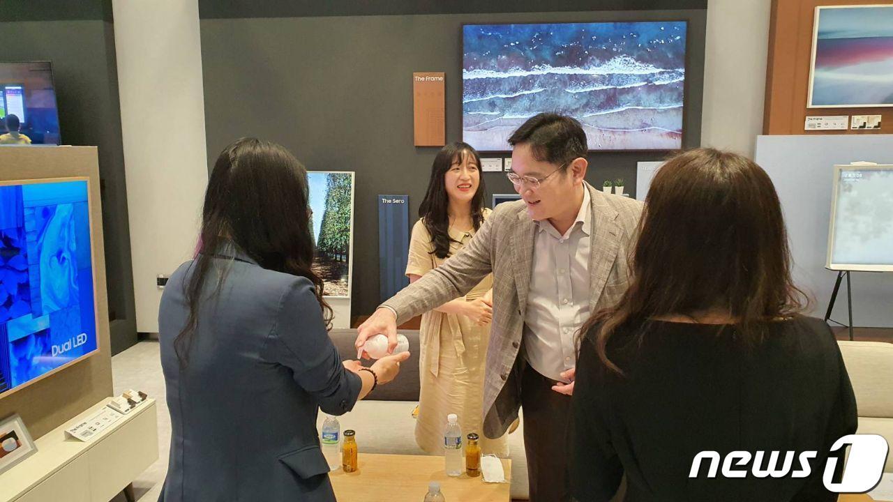본문 이미지 - 이재용 삼성전자 부회장이 지난 8월 6일 경기도 삼성전자 수원사업장에서 여성 임직원들과 간담회에 앞서 손 소독제를 바르고 있다. (삼성전자 제공) 2020.8.6/뉴스1