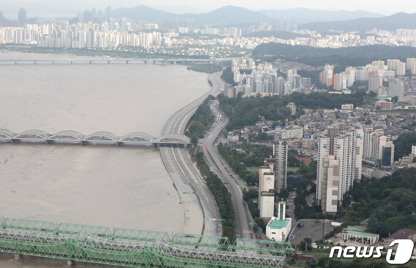 본문 이미지 - 6일 서울 영등포구 63아트에서 바라본 올림픽대로가 통제된 채 물에 잠겨있다. 2020.8.6/뉴스1 ⓒ News1 이성철 기자