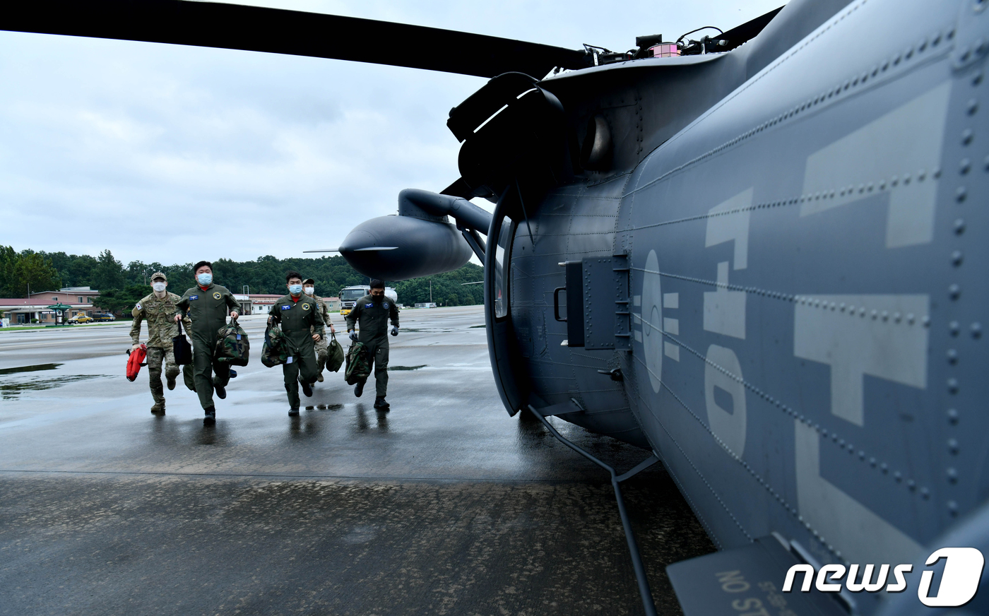 (청주=뉴스1) 김용빈 기자 = 6일 오후 공군 제6탐색구조비행전대 조종사와 항공구조사들이 충북 충주지역에 집중호우로 발생한 실종자 수색을 위해 헬기에 탑승하고 있다. (공군제공) …