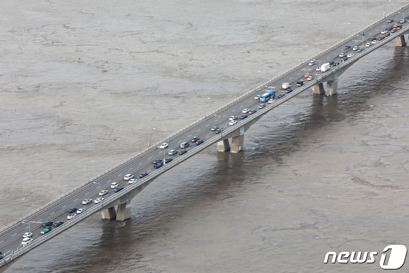 (서울=뉴스1) 이성철 기자 = 연이은 폭우로 한강 수위가 상승한 6일 서울 영등포구 63아트에서 바라본 원효대교 밑으로 한강물이 차오르고 있다. 2020.8.6/뉴스1