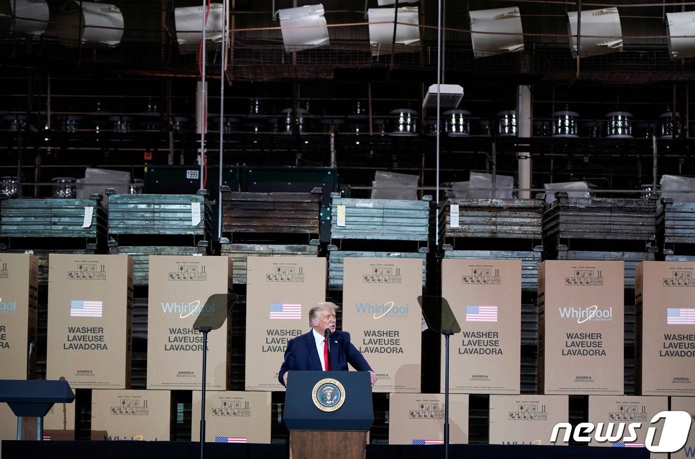 본문 이미지 - 도널드 트럼프 전 미국 대통령이 지난 2020년 8월6일(현지시간) 오하이오주 클라이드의 월풀 세탁기 생산 공장을 방문해 연설을 하고 있는 모습. ⓒ 로이터=뉴스1 ⓒ News1 우동명 기자