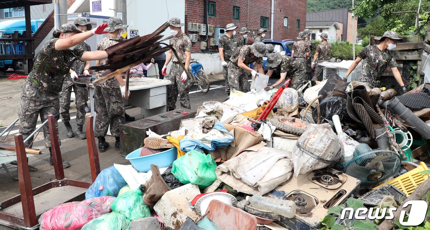 본문 이미지 - 7일 강원 철원군 김화읍 생창리 침수피해 현장에서 군 관계자들이 복구작업을 하고 있다. 철원군에는 지금까지 750mm 넘는 전국에서 가장 많은 비가 내렸다. 2020.8.7/뉴스1 ⓒ News1 김명섭 기자