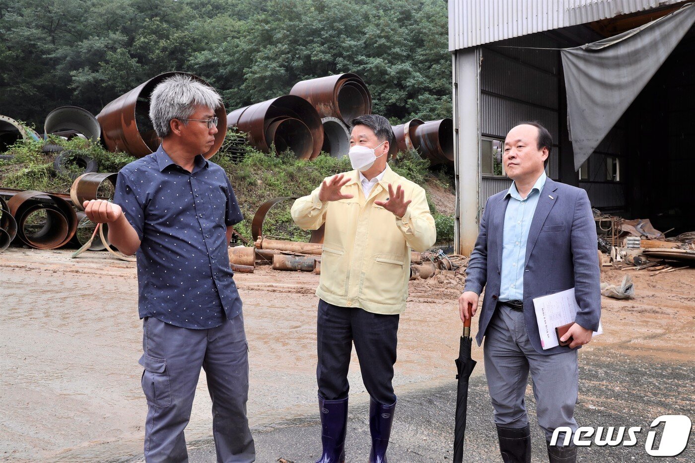 본문 이미지 - 중소벤처기업진흥공단은 7일 오전 김학도 이사장(오른쪽)이 장마로 인해 수해를 입은 충북 음성군 소재 태성스틸을 방문했다고 밝혔다. (중진공 제공) ⓒ 뉴스1