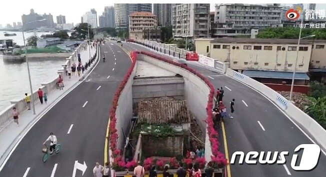 본문 이미지 - 도로를 보기 위해 몰려든 주민들. -광주일보 갈무리 ⓒ 뉴스1