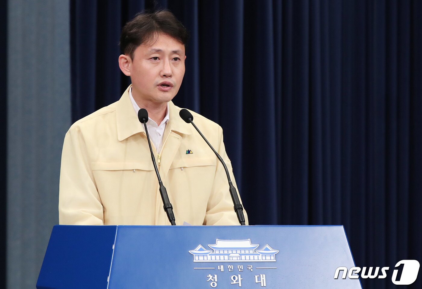 본문 이미지 - 윤재관 청와대 부대변인이 춘추관에서 특별재난지역 선포 관련 브리핑을 하고 있다./뉴스1 ⓒ News1 박정호 기자