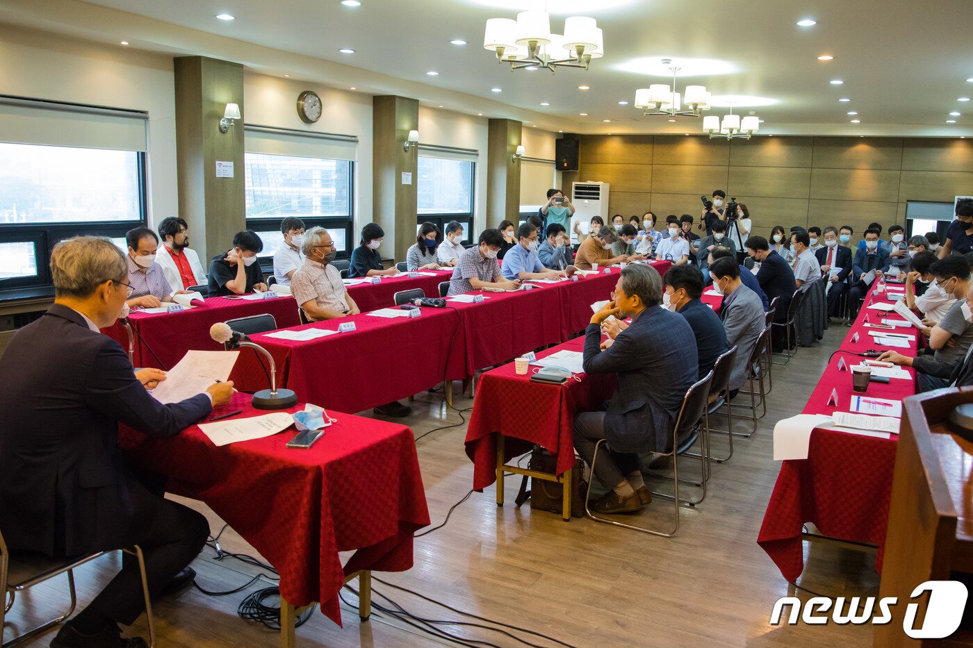 본문 이미지 - '도서정가제 폐지를 우려하는 출판 문화단체 긴급대책회의'ⓒ 뉴스1