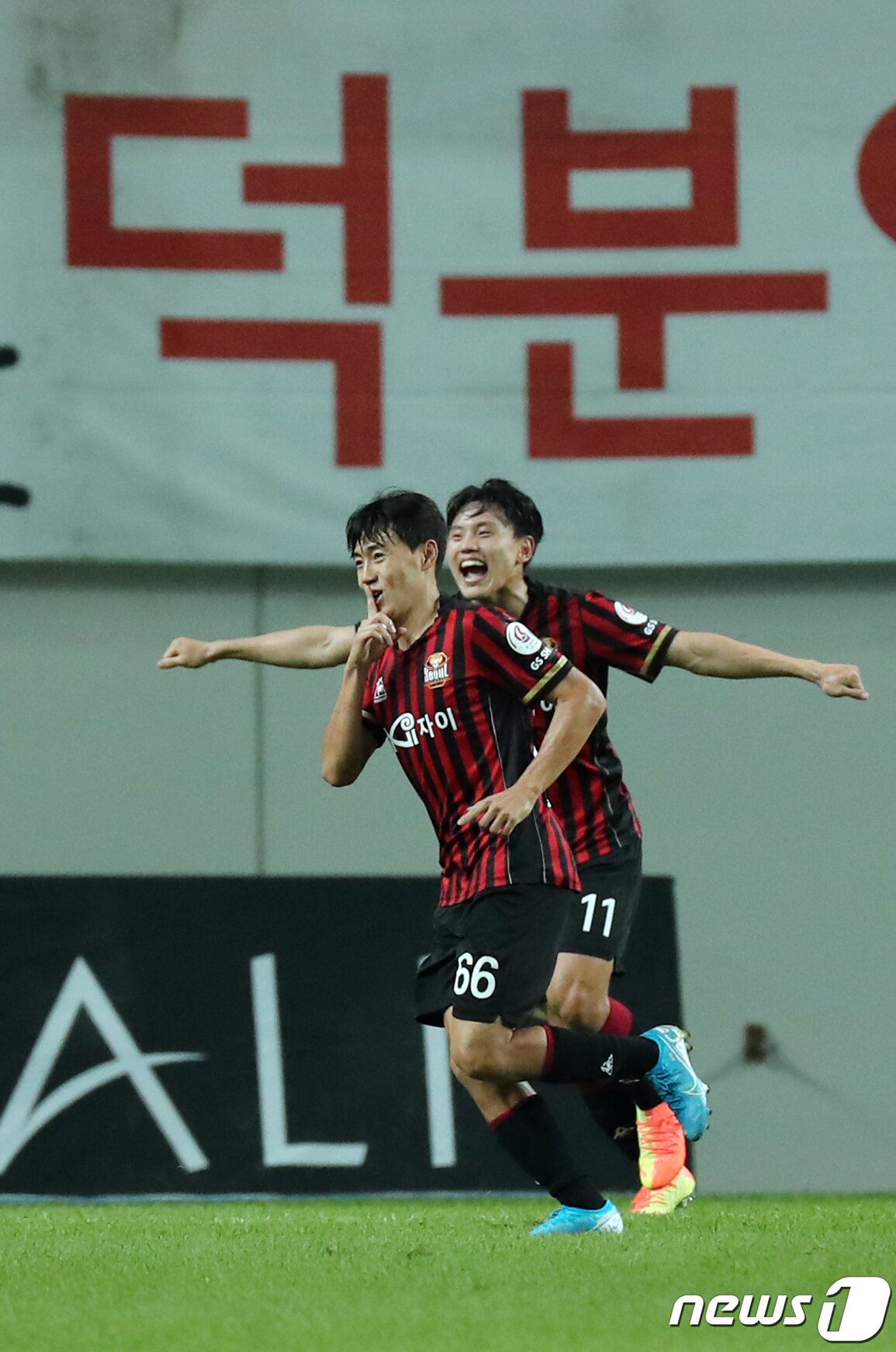 본문 이미지 - 7일 오후 서울 마포구 서울월드컵경기장에서 열린 &#39;프로축구 하나원큐 K리그1 2020’ FC서울과 강원FC 경기 후반전 서울 한승규가 추가골을 넣고 동료들과 기뻐하고 있다. 2020.8.7/뉴스1 ⓒ News1 황기선 기자