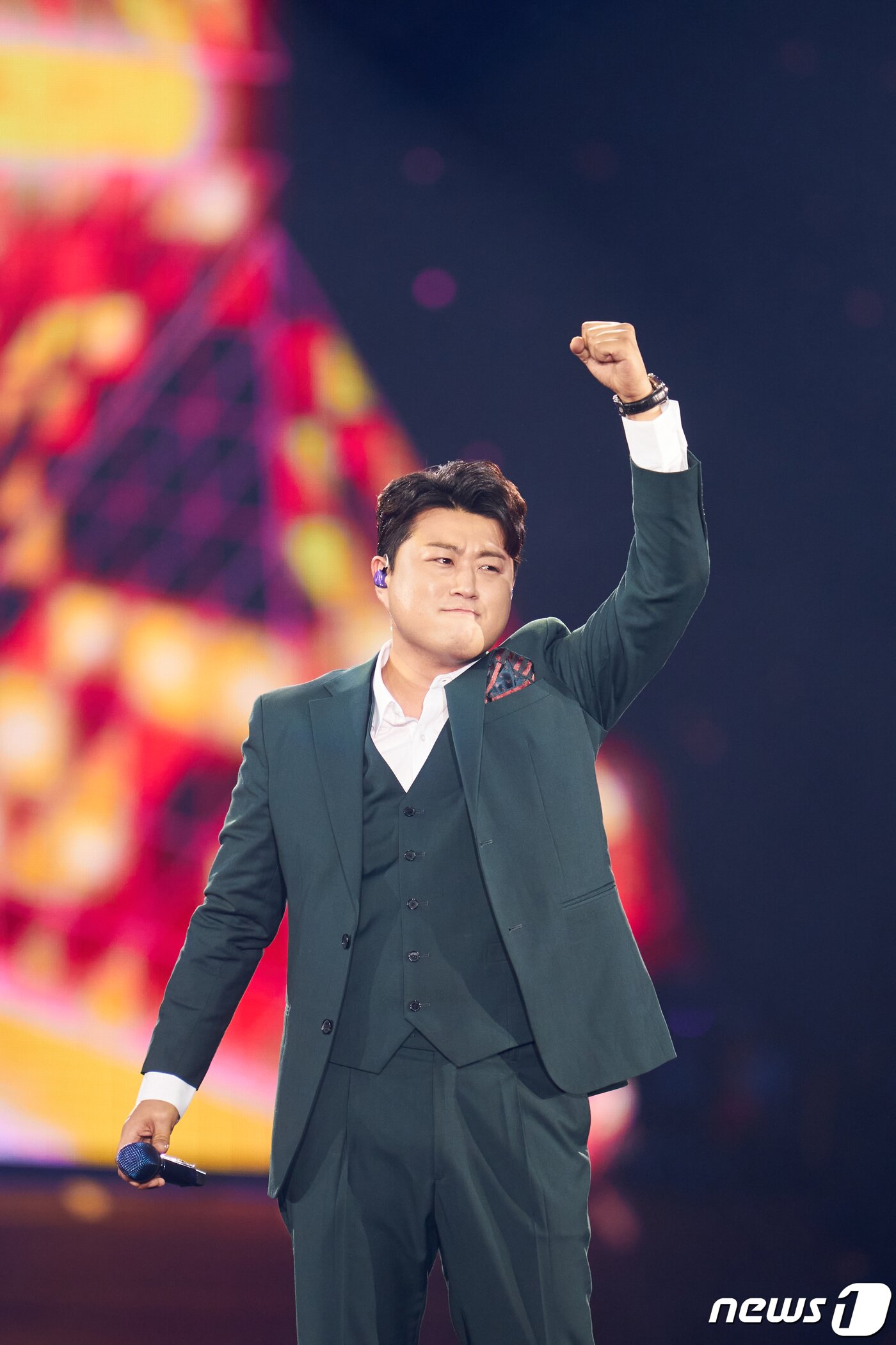 본문 이미지 - 가수 김호중이 7일 오후 서울 송파구 올림픽공원 체조경기장(KSPO DOME)에서 '미스터트롯' 대국민 감사 콘서트에서 열정적인 무대를 펼치고 있다. 이날 콘서트는 '내일은 미스터트롯'에서 TOP7에 진출한 임영웅, 영탁, 이찬원, 김호중, 정동원, 장민호, 김희재부터 시청자들의 열렬한 응원을 받은 김경민, 신인선, 김수찬, 황윤성, 강태관, 류지광, 나태주, 고재근, 노지훈, 이대원, 김중연, 남승민까지 총 19명이 출연했다. 한편, '내일은 미스터트롯' 대국민 감사 서울 콘서트는 7일에서 23일까지 3주간 매주 금, 토, 일요일 올림픽공원 체조경기장(KSPO DOME)에서 열린다. (쇼플레이 제공) 2020.8.7/뉴스1 ⓒ News1 김진환 기자