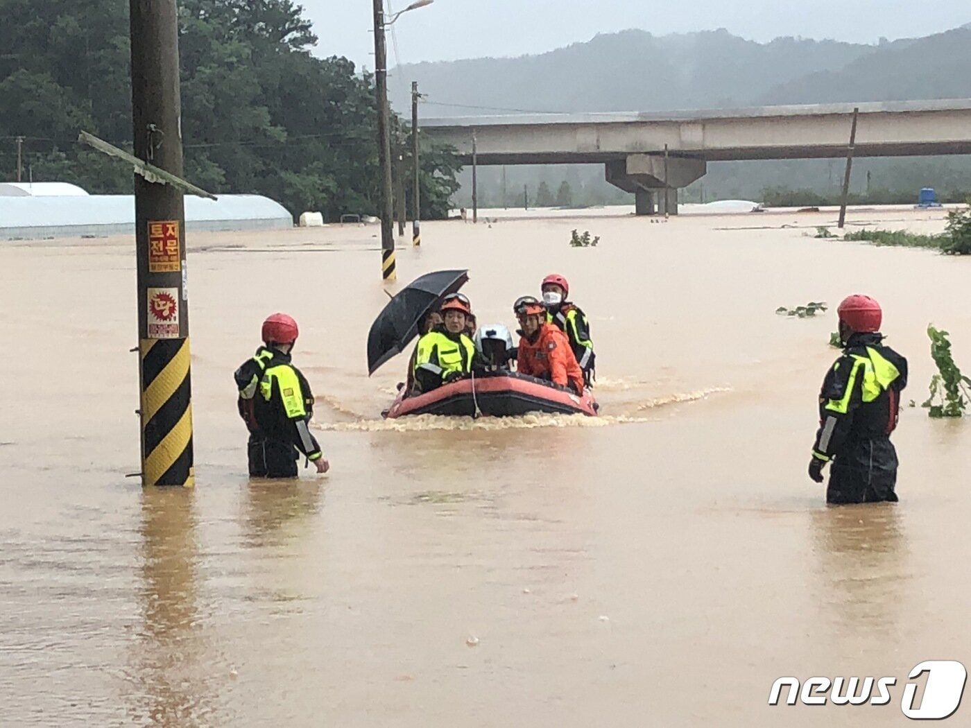 본문 이미지 - 8일 오전 광주 광산구 산막동 인근에서 119 구조대원들이 보트를 이용해 이재민을 구조하고 있다. (광주시소방본부 제공) 2020.8.8/뉴스1