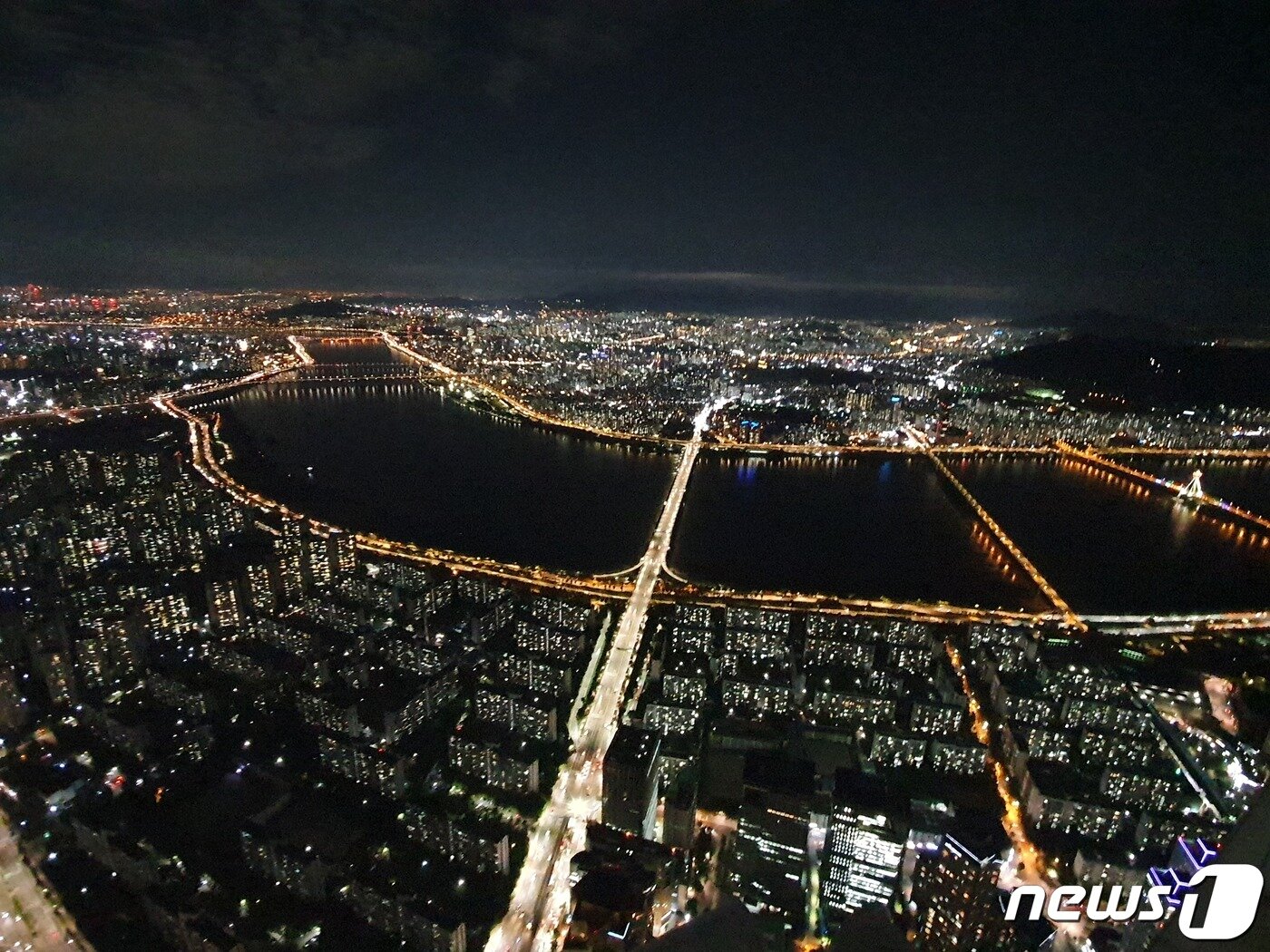 본문 이미지 - 7일 서울 잠실 롯데월드타워 123층 534m 높이 '비박존'에서 내려다본 서울 야경. 형형색색의 불빛이 도심을 휘황찬란하게 밝히고 있다. 2020.8.7/뉴스1 ⓒ 뉴스1 최동현 기자