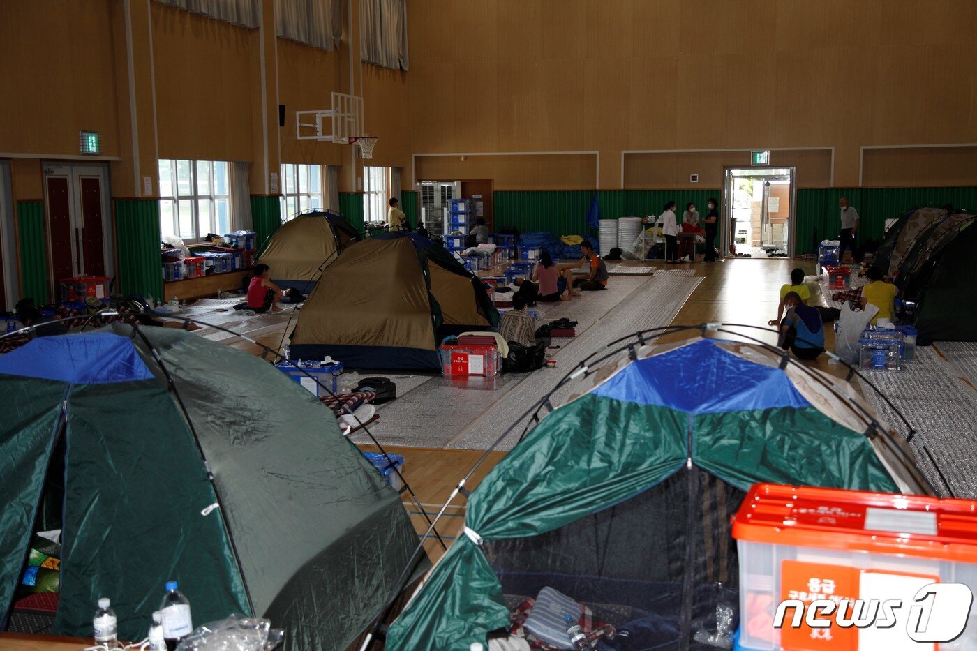 본문 이미지 - 지난 8월 9일 오전 전남 구례고등학교 체육관에서 침수 피해로 갈곳을 잃은 이재민들이 임시로 생활하고 있다. 이 시설에는 침수피해를 입은 주민 195명이 대피해있다./뉴스1 DB ⓒ News1