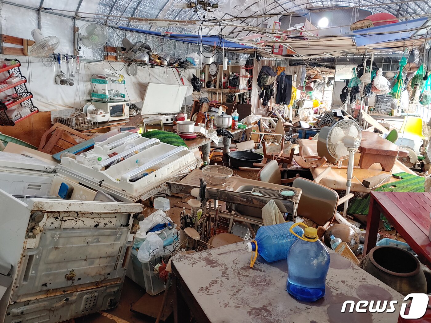 본문 이미지 - 9일 오전 침수 피해를 입은 광주 광산구 신창동 한 건축사무소 내부에 전자제품과 각종 기자재가 널브러져 있다.(독자 제공)2020.8.9/뉴스1 ⓒ News1