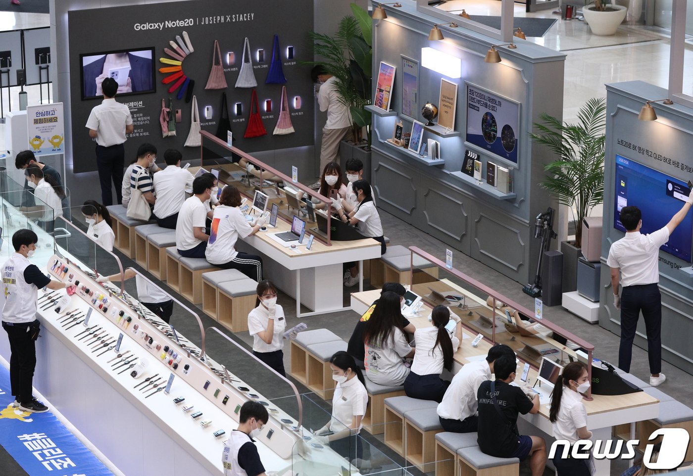 9일 서울 영등포구 타임스퀘어에 마련된 삼성전자 갤럭시 스튜디오에서 방문객들이 갤럭시 노트20을 체험하고 있다. 2020.8.9/뉴스1 ⓒ News1 신웅수 기자