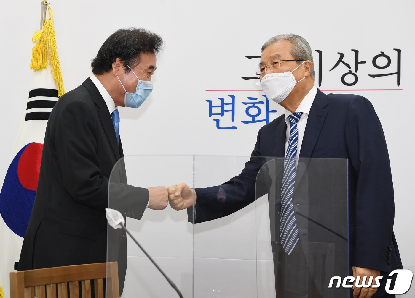 본문 이미지 - 이낙연 더불어민주당 신임 대표(왼쪽)가 1일 오전 서울 여의도 국회에서 김종인 미래통합당 비상대책위원장을 예방하고 있다. 2020.9.1/뉴스1 ⓒ News1 신웅수 기자