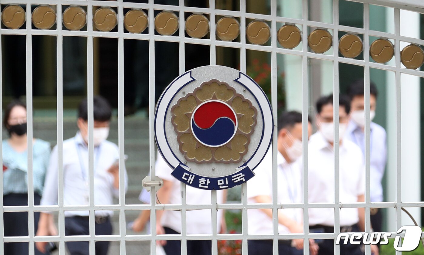 본문 이미지 - 서울 세종대로 정부서울청사에서 공무원들이 점심식사를 하기 위해 이동하고 있는 모습.  /뉴스1DB