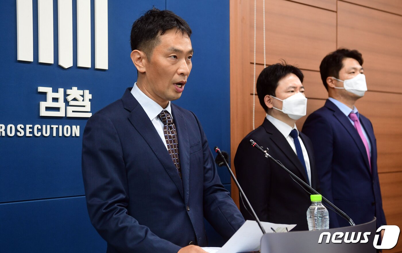 본문 이미지 - 이복현 서울중앙지검 경제범죄형사부 부장검사가 1일 오후 서울 서초구 서울고등검찰청 기자실에서 &#39;삼성 불법승계 의혹&#39; 수사 결과를 발표하고 있다. 서울중앙지검 경제범죄조사부는 자본시장법상 부정거래·시세조종행위, 업무상 배임 등 혐의로 이재용 삼성전자 부회장&#40;52&#41;과 전·현직 삼성 임원 등 총 11명을 불구속 기소했다고 밝혔다. 2020.9.1/뉴스1 ⓒ News1 이재명 기자