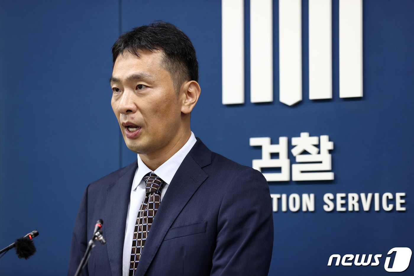 본문 이미지 - 이복현 서울중앙지검 경제범죄형사부 부장검사가 1일 오후 서울 서초구 서울고등검찰청 기자실에서 '삼성 불법승계 의혹' 수사 결과를 발표하고 있다. 서울중앙지검 경제범죄조사부는 자본시장법상 부정거래·시세조종행위, 업무상 배임 등 혐의로 이재용 삼성전자 부회장(52)과 전·현직 삼성 임원 등 총 11명을 불구속 기소했다고 밝혔다. 검찰이 수사에 착수한 지 1년9개월 만이다. 2020.9.1/뉴스1 ⓒ News1 이재명 기자