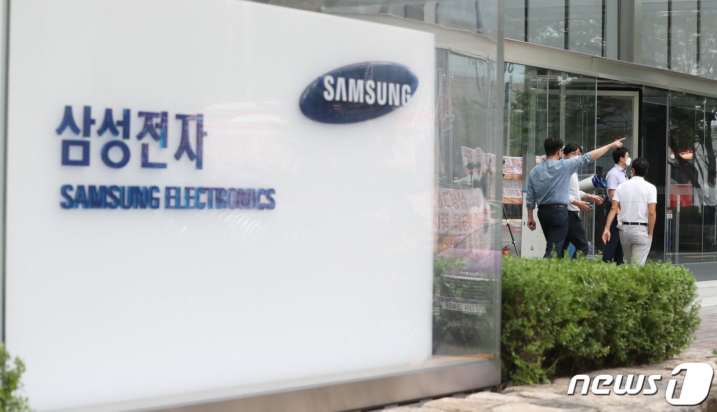 본문 이미지 - 서울 서초구 삼성전자 서초사옥에서 직원들이 사옥을 나서고 있다. 2020.9.1/뉴스1 ⓒ News1 임세영 기자