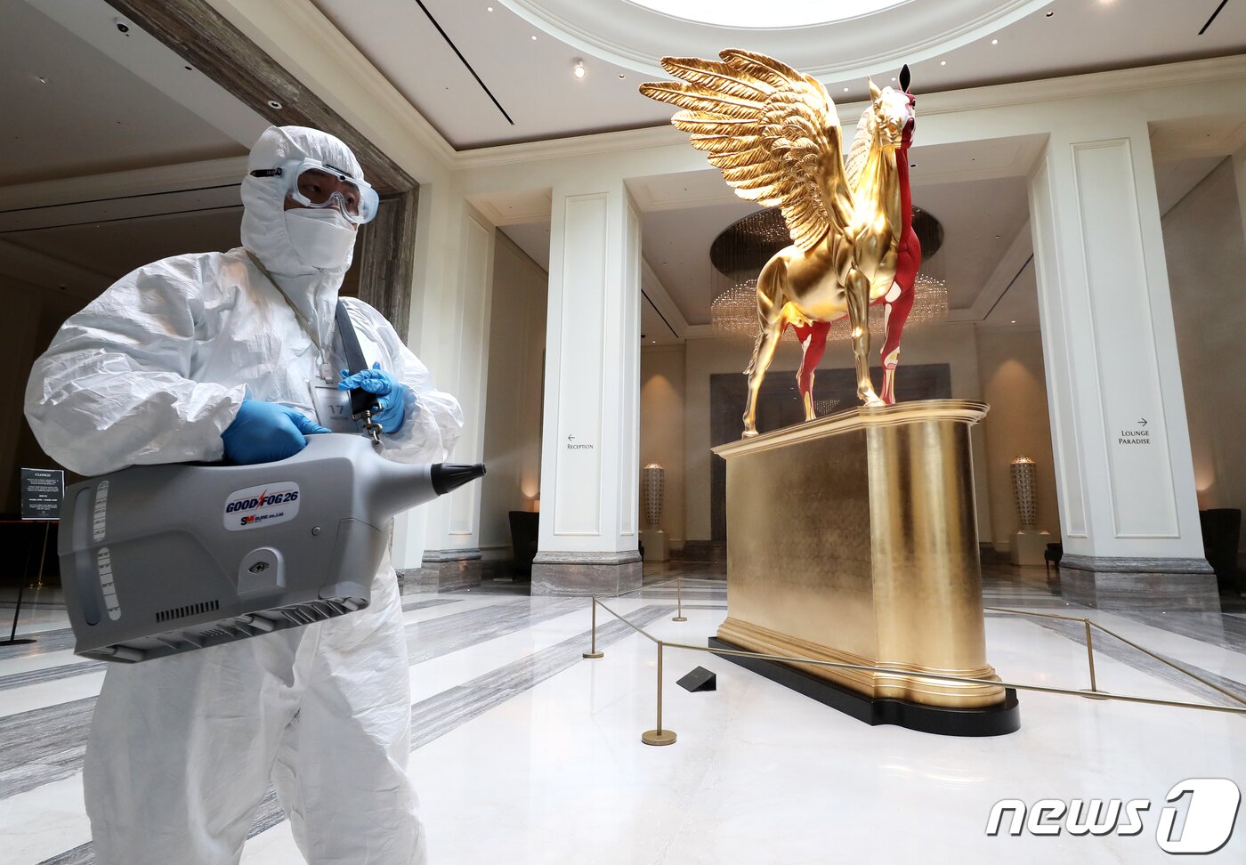 본문 이미지 - 파라다이스시티는 시설내 중식당에서 근무하는 요리사 1명이 신종 코로나바이러스 감염증(코로나19)확진 판정을 받아 임시 휴업에 들어갔다고 1일 밝혔다. 방역관계자가 1일 오후 인천시 중구 파라다이스시티호텔을 방역하고 있다. 2020.9.1/뉴스1 ⓒ News1 정진욱 기자