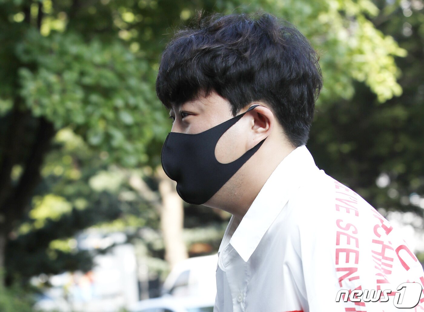 본문 이미지 - &#39;미스터트롯&#39; 출신 가수 김호중&#40;29&#41;이 사회복무요원으로 10일 오전 서울 서초구청으로 첫 출근을 하고 있다. 2020.9.10/뉴스1 ⓒ News1 권현진 기자