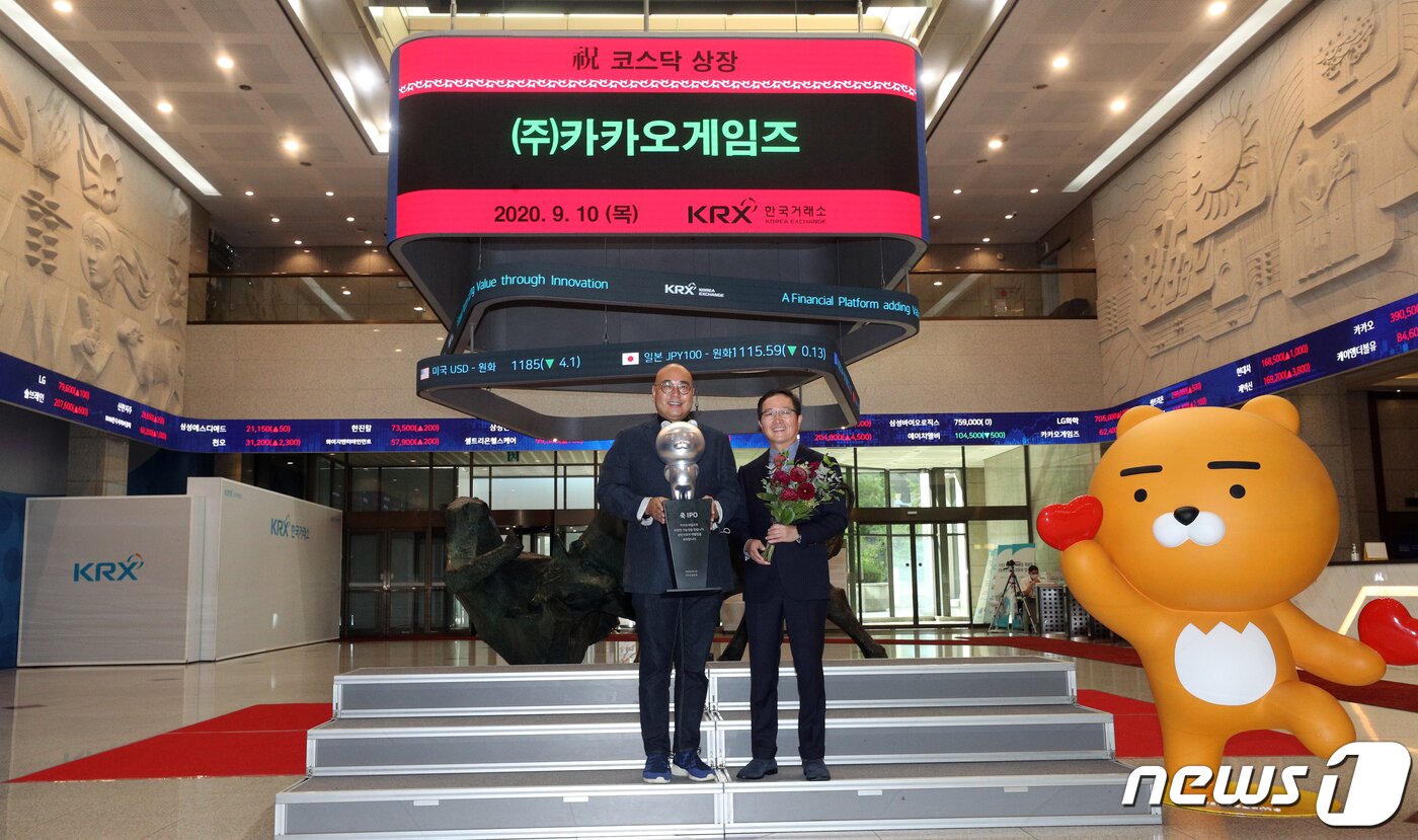 본문 이미지 - 남궁훈(왼쪽부터), 조계현 카카오게임즈 공동대표가 10일 오전 서울 영등포구 여의도 한국거래소에서 코스닥 상장을 축하하며 기념촬영을 하고 있다.  2020.9.10/뉴스1 ⓒ News1 황기선 기자
