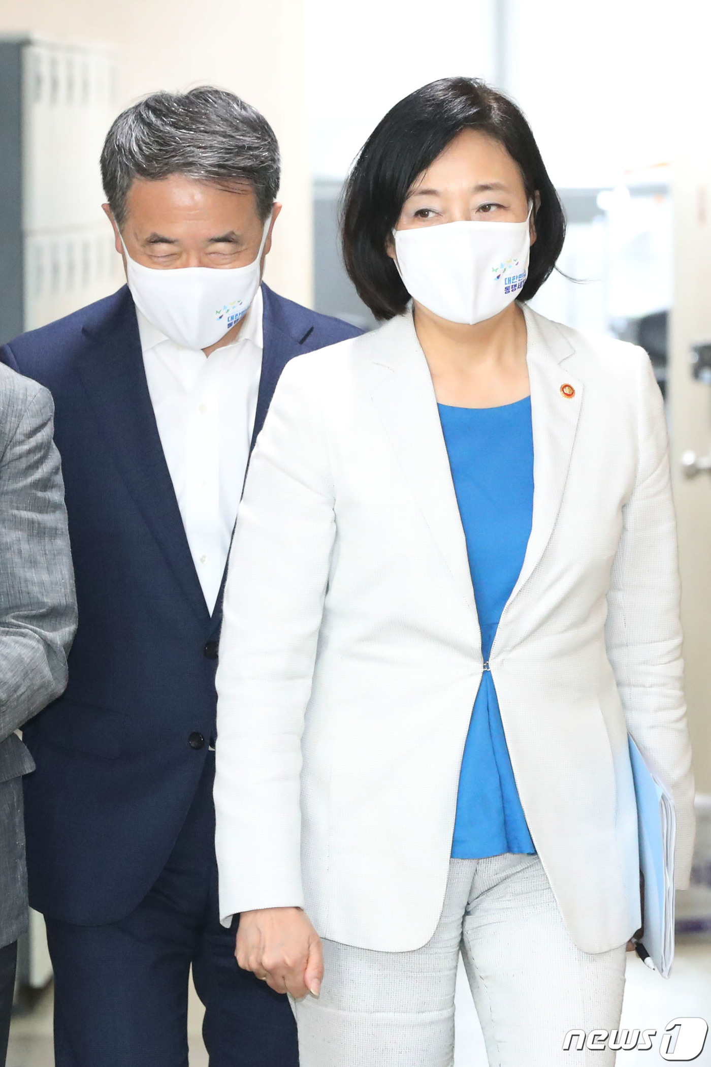 (서울=뉴스1) 김명섭 기자 = 박능후 보건복지부 장관(왼쪽)과 박영선 중소벤처기업부 장관이  10일 서울 종로구 정부서울청사에서 열린 제8차 비상경제회의 합동브리핑에 참석하고 있 …