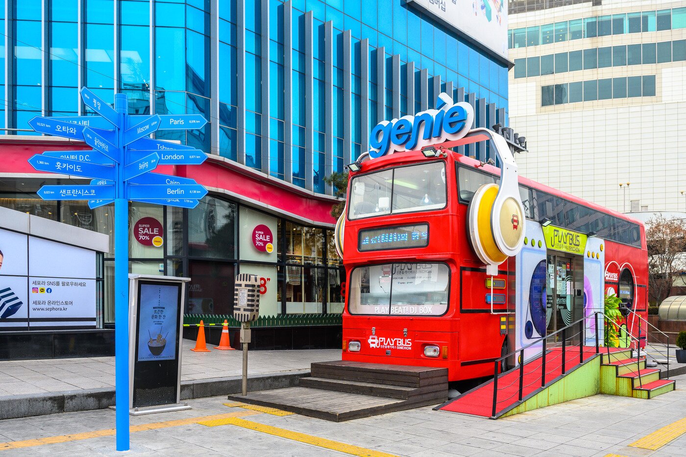 본문 이미지 - 과거 신촌의 음악다방에서 흐르던 음악부터, 현재의 인디 음악까지 들어볼 수 있는 빨간버스. 서울관광재단 제공