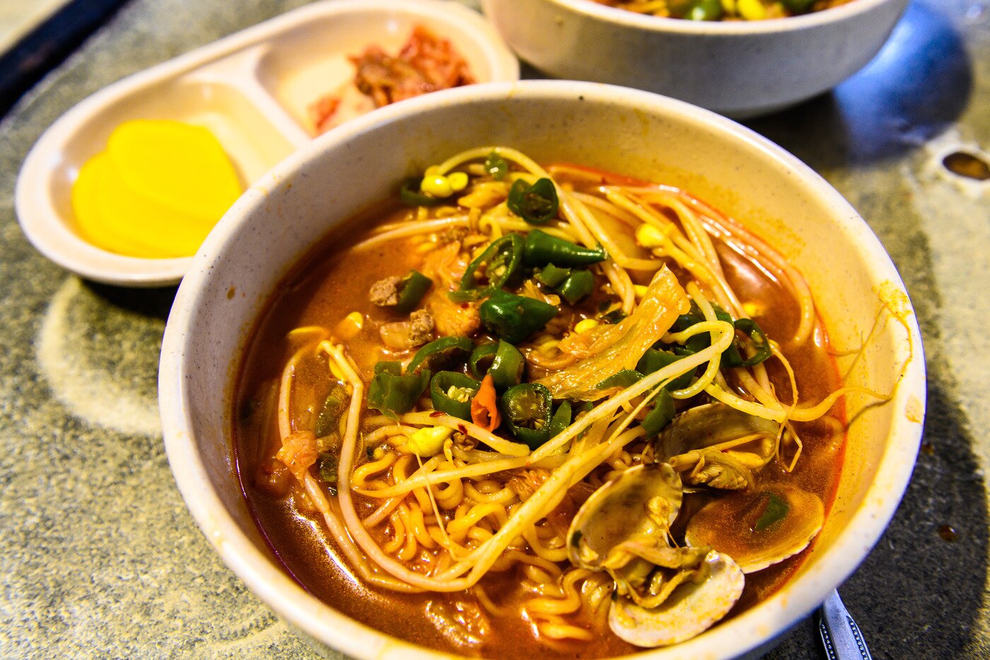 본문 이미지 - 최루탄이 터졌을 때처럼 눈물 콧물 다 뺄 만큼 맵다고 하여 '최루탄 해장라면'이라는 붙여진 훼드라의 대표 메뉴. 서울관광재단 제공