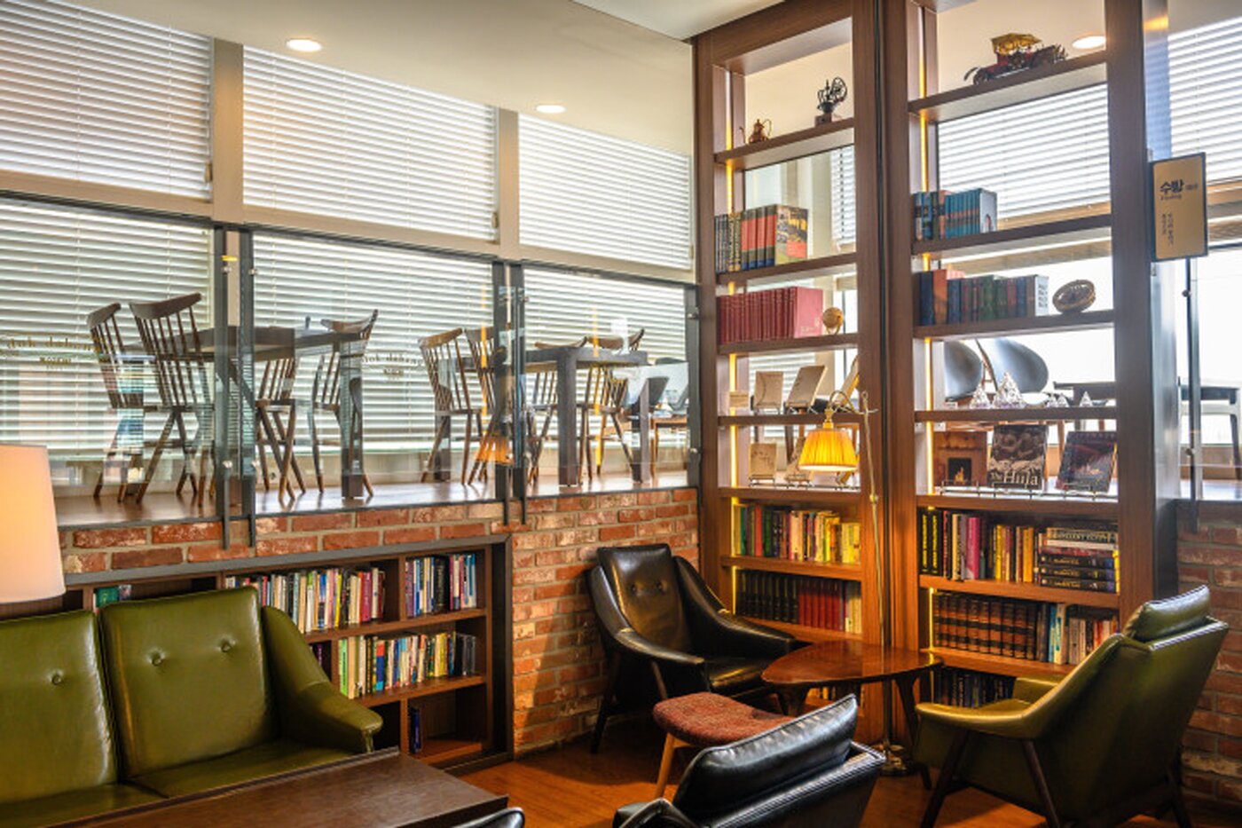 본문 이미지 - 2005년에 폐업 후 2013년에 창업자의 손자가 재개업한 '독수리 다방'. 서울관광재단 제공