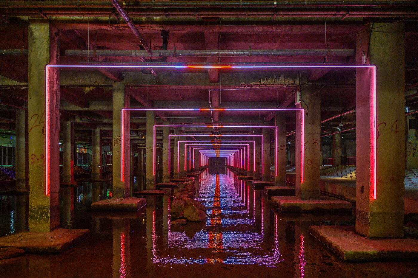 본문 이미지 - 형형색색으로 변화하는 빛의 터널, 작품명 '온기' 홍제유연의 인증사진 스폿. 서울관광재단 제공