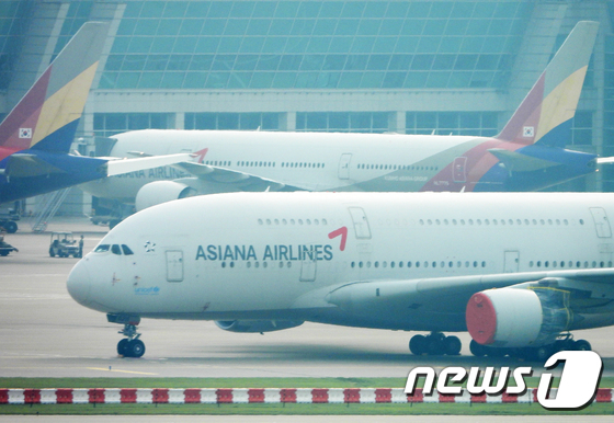사진은 11일 인천국제공항의 아시아나 항공기 모습. 2020.9.11/뉴스1 © News1 정진욱 기자