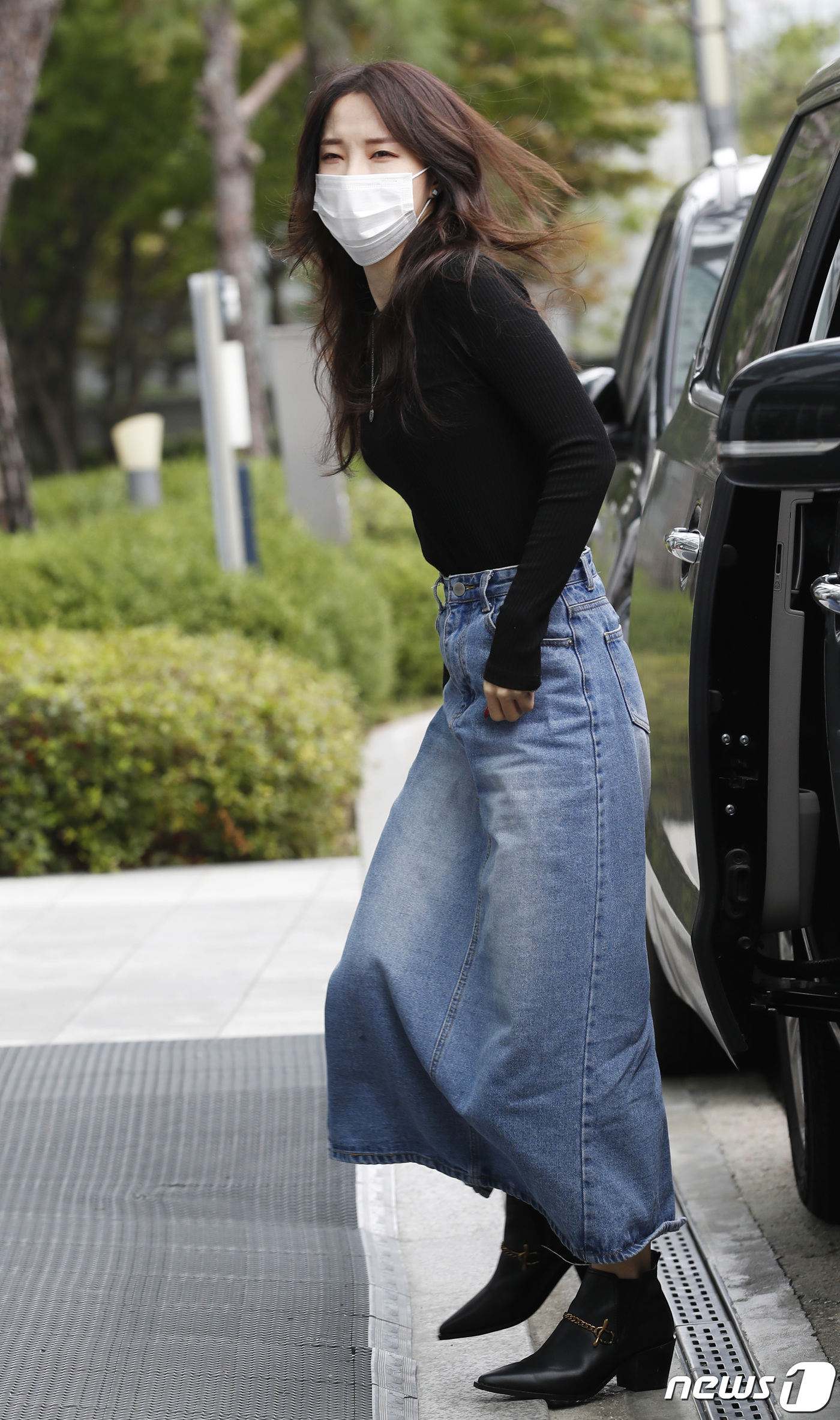 (서울=뉴스1) 권현진 기자 = 포미닛 출신 가수 전지윤이 11일 오후 서울 마포구 상암동 MBC에서 열린 라디오 일정을 위해 방송국에 들어서며 포즈를 취하고 있다. 2020.9. …