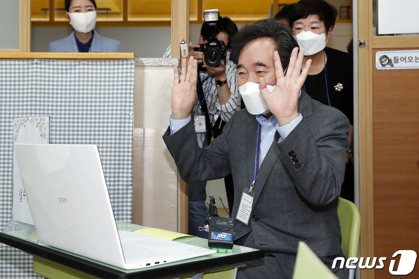 본문 이미지 - 지난해 9월 11일 이낙연 당시 더불어민주당 대표가 서울 관악구 은천초등학교를 방문해 원격수업 중인 학생들과 인사하고 있다. 2020.9.11/뉴스1 ⓒ News1 국회사진취재단
