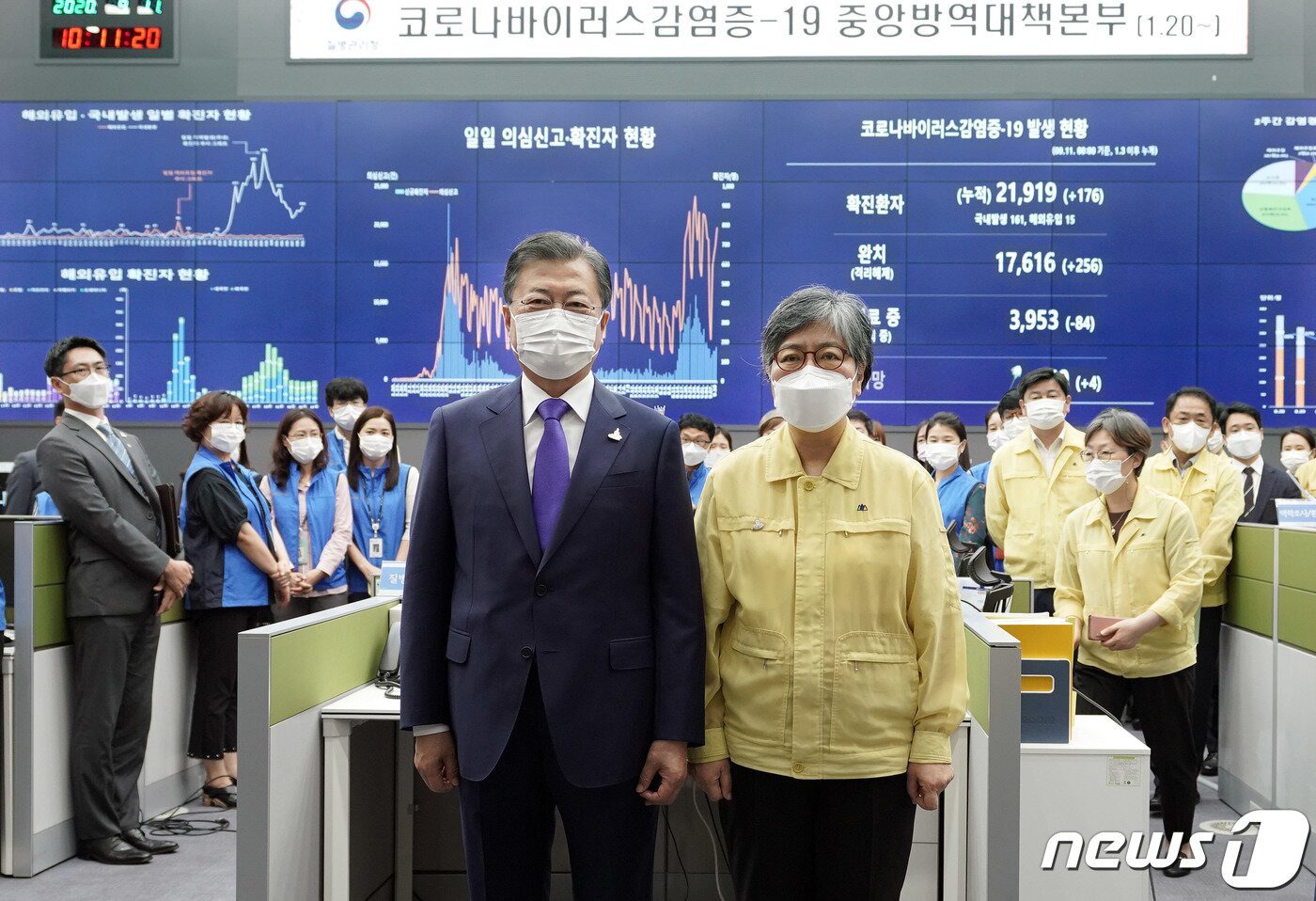 본문 이미지 - 문재인 대통령이 충북 청주 질병관리본부 긴급상황센터에서 정은경 초대 질병관리청장에게 임명장을 수여한 후 기념촬영을 하고 있다. 2020.9.11/뉴스1 ⓒ News1 박정호 기자