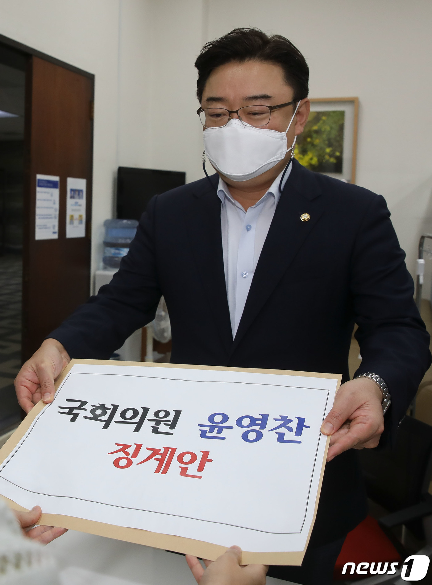(서울=뉴스1) 이동해 기자 = 김성원 국민의힘 원내수석부대표가 11일 오후 서울 여의도 국회 의안과에 윤영찬 더불어민주당 의원에 대한 징계안을 제출하고 있다. 2020.9.11/ …