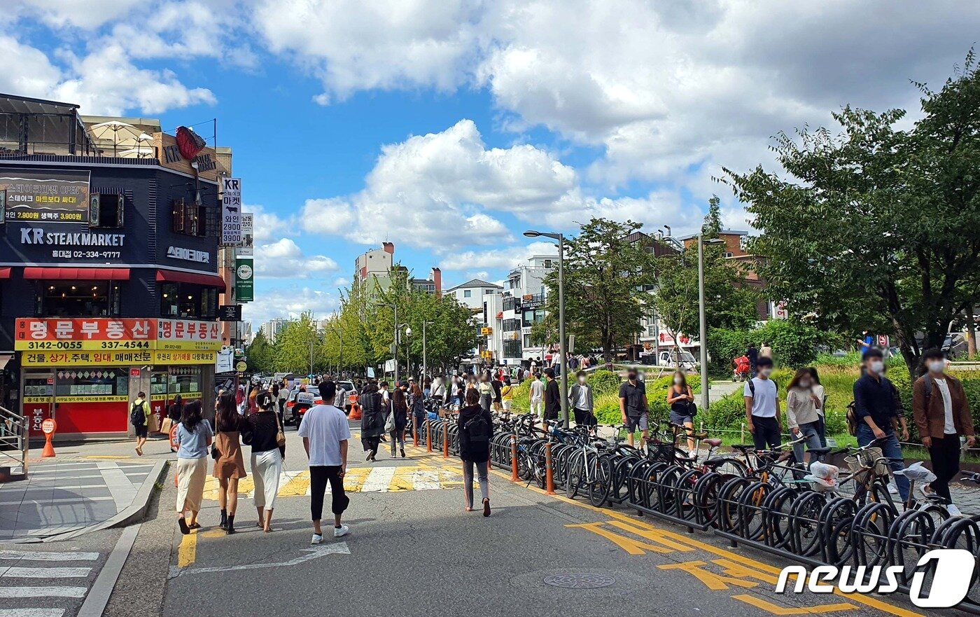 본문 이미지 - 13일 오후 서울 마포구 경의선숲길에 많은 시민들이 몰렸다. ⓒ 뉴스1