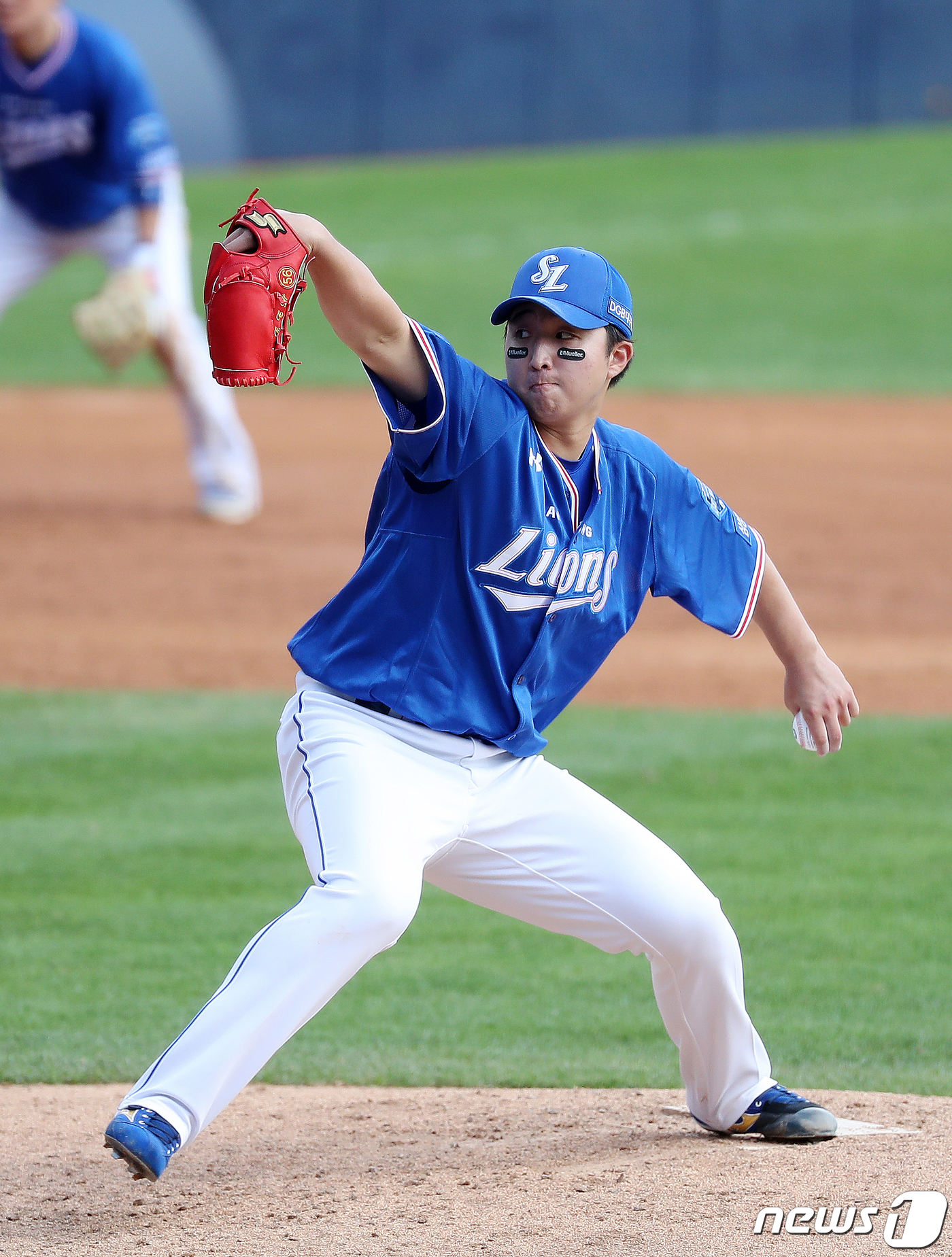 (서울=뉴스1) 김진환 기자 = 13일 오후 서울 송파구 잠실야구장에서 열린 '2020 프로야구 신한은행 SOL KBO리그' 삼성라이온즈와 LG트윈스의 경기에서 삼성 선발 최채흥이 …