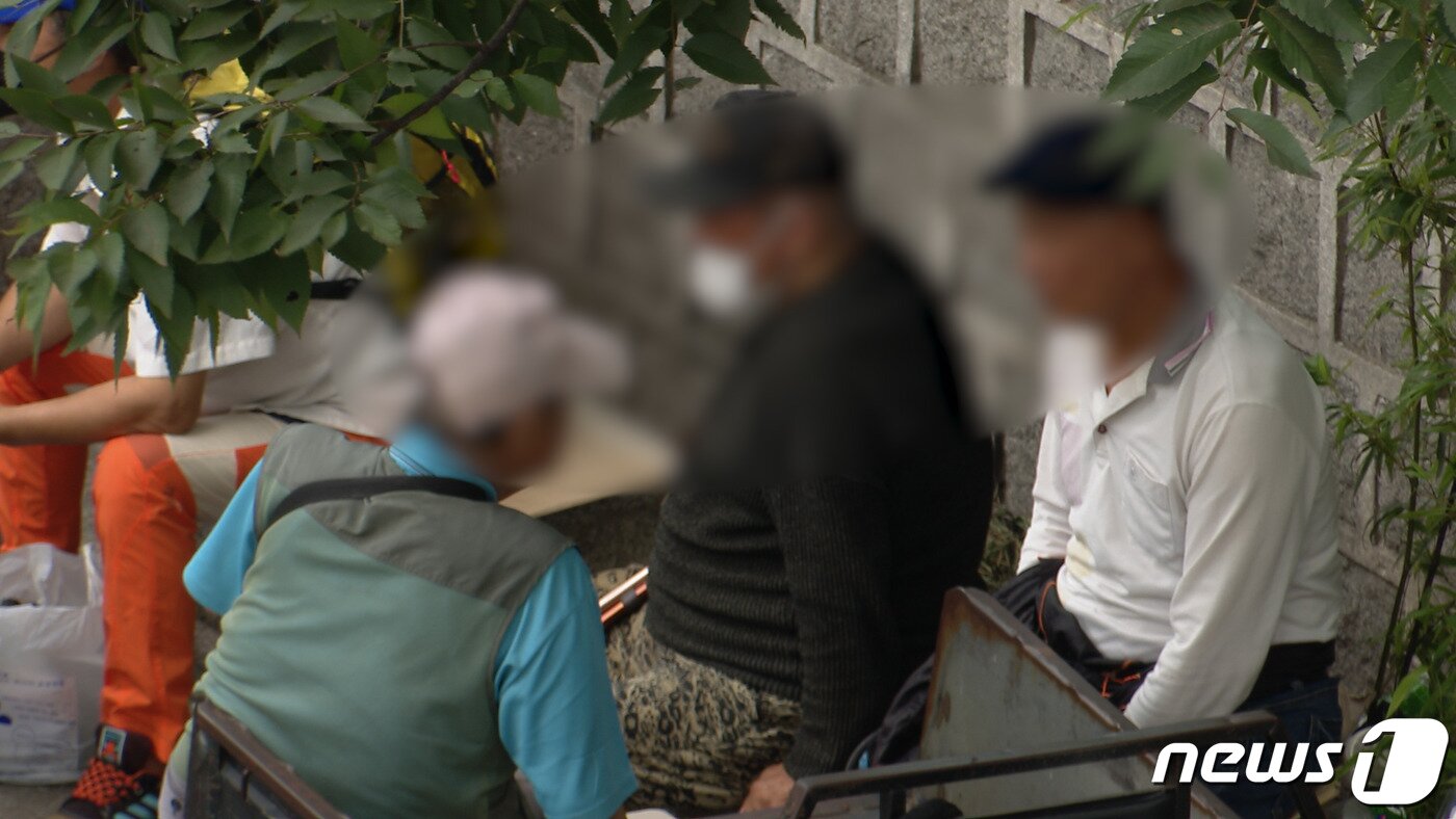 본문 이미지 - 11일 오후 서울 종로구 탑골공원 뒤편에서 여러 명의 노인이 모여 앉아 마스크를 쓰지 않은 채 이야기를 나누고 있다. ⓒ 뉴스1