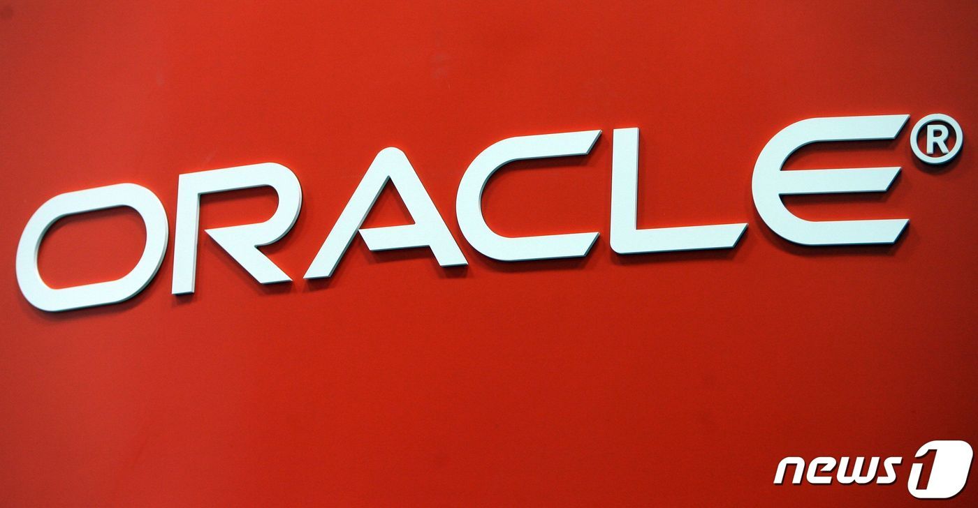 본문 이미지 - 13일&#40;현지시간&#41; 틱톡 우선협상대상자에 선정된 미국 IT기업 오라클의 로고. ⓒ AFP=뉴스1 ⓒ News1 박형기 기자