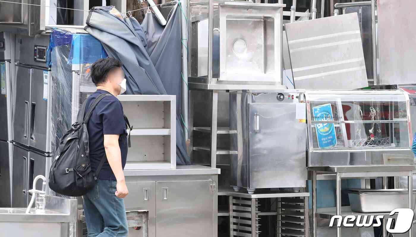 서울 중구 황학동 주방거리에 중고 주방용품이 쌓여 있다. /뉴스1 © News1 임세영 기자